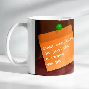 Caneca - Quem ora, luta de joelhos